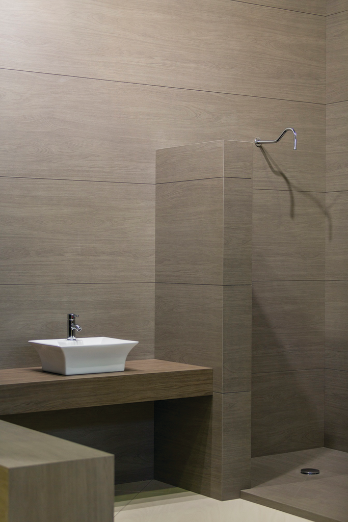 timber-oak-shower-counterto_11670224