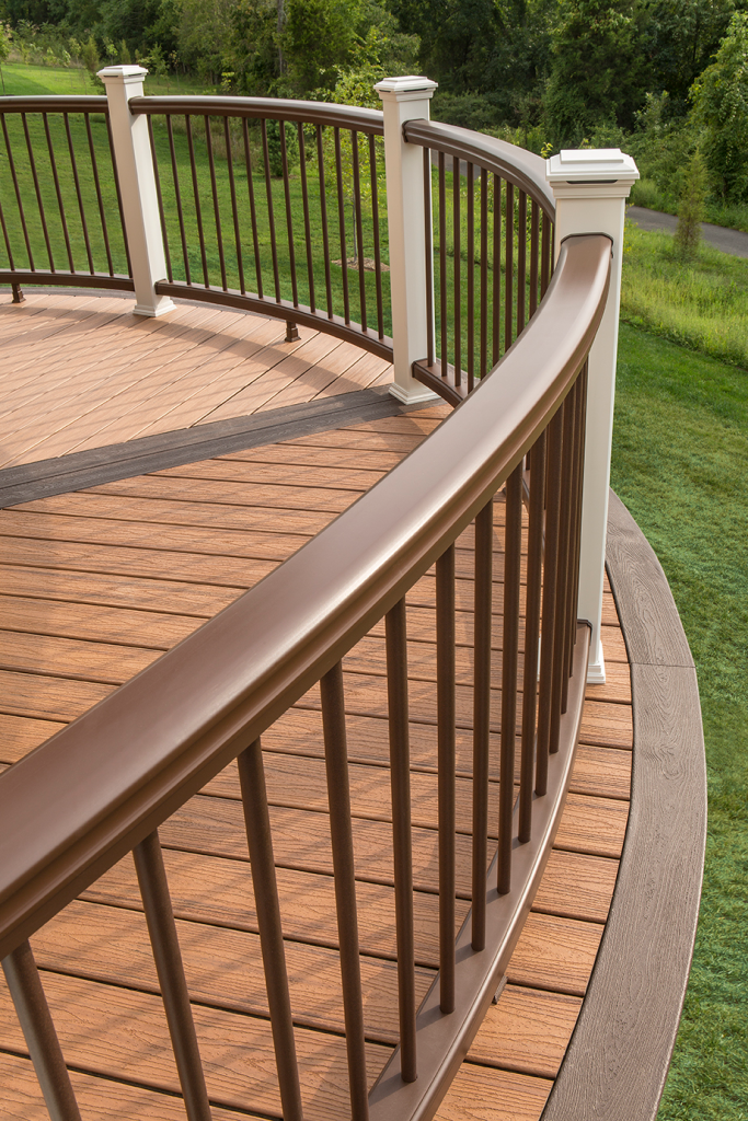 Trex_Transcend_in_Tiki_Torch_with_curved_railing.5817542a930ec