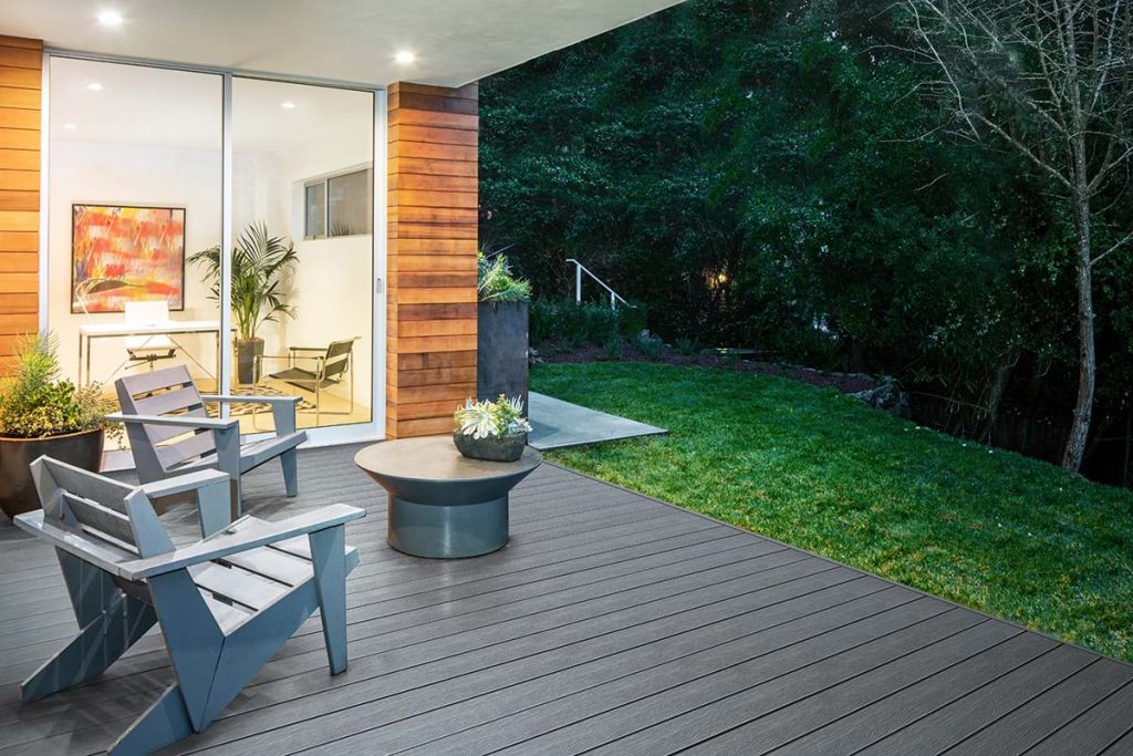 Decking with variegated appearance