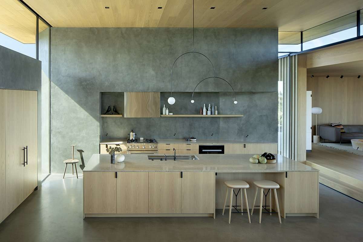 Kitchen with silvery plaster backsplash