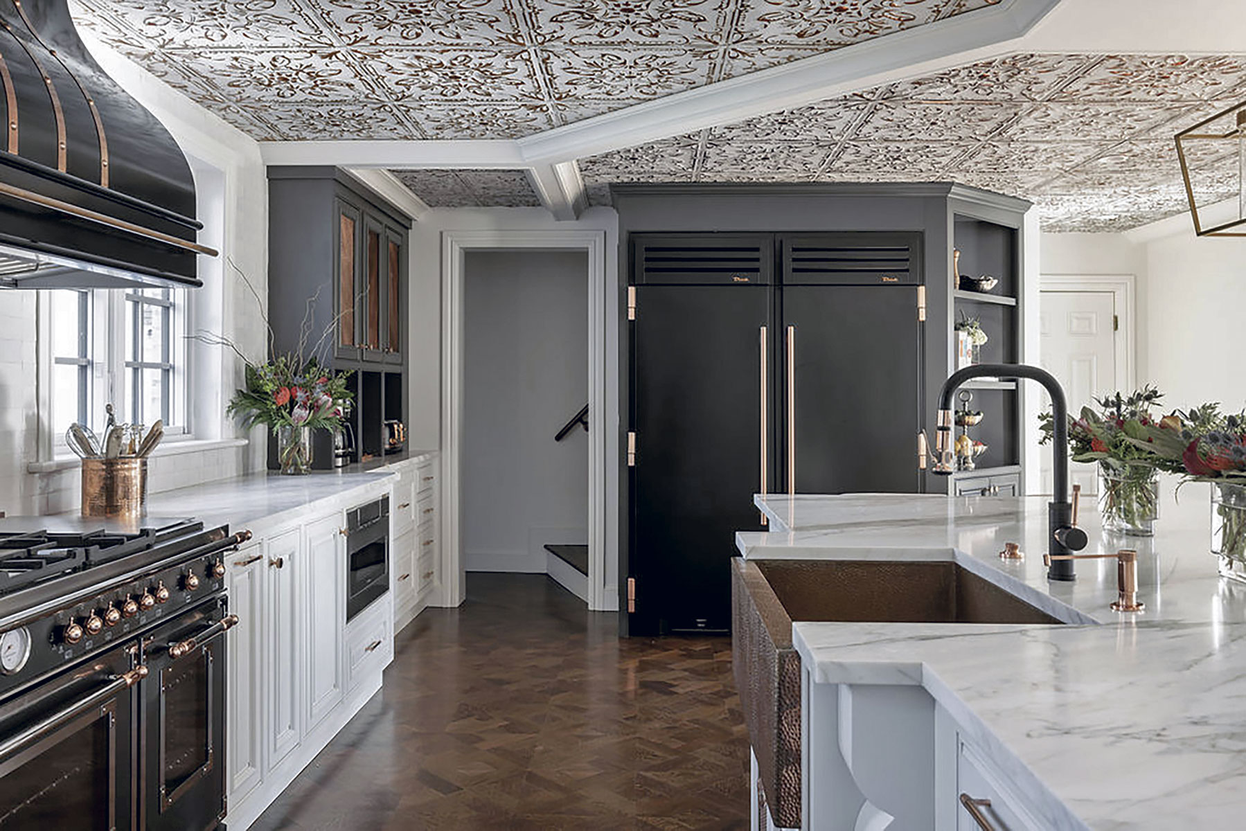 Keuken in eeuwenoude woning combineert historische details met moderne indeling